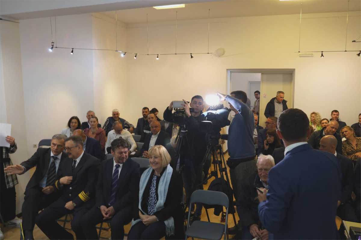 Tiskovna konferencija